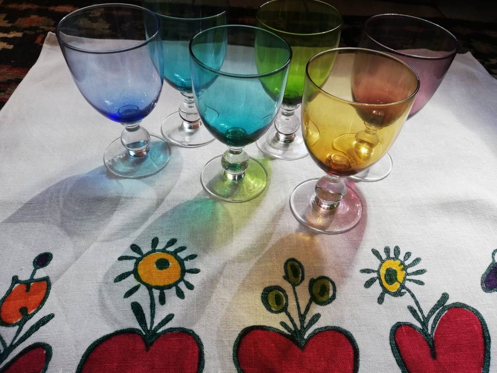 Calici colorati di vetro da acqua o da vino